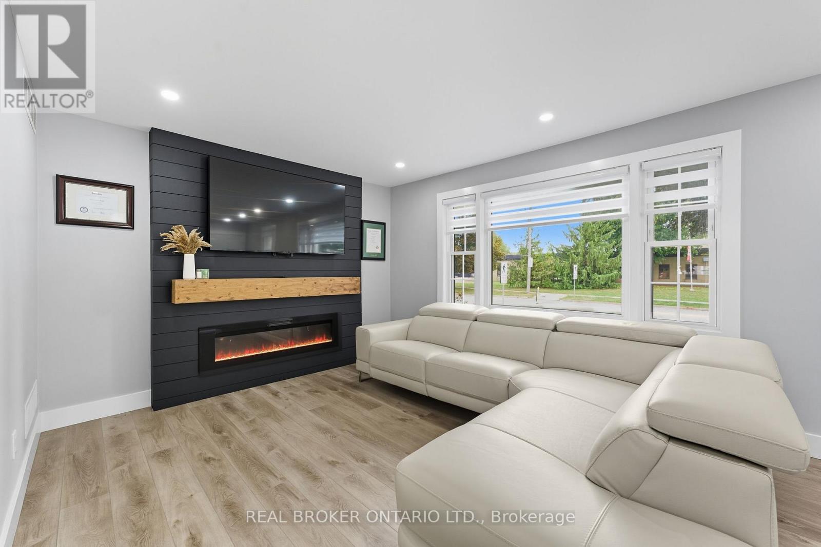 61 Clench Avenue, Brantford, Ontario  N3T 1B7 - Photo 4 - X12425926