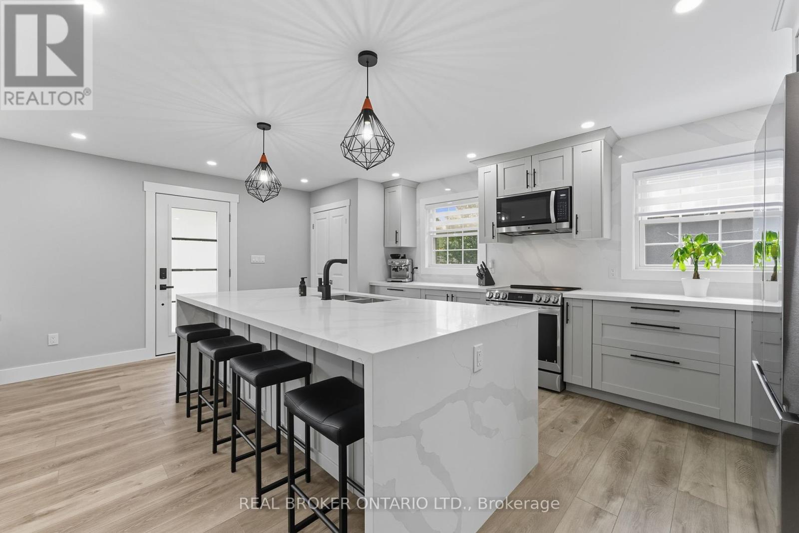 61 Clench Avenue, Brantford, Ontario  N3T 1B7 - Photo 8 - X12425926