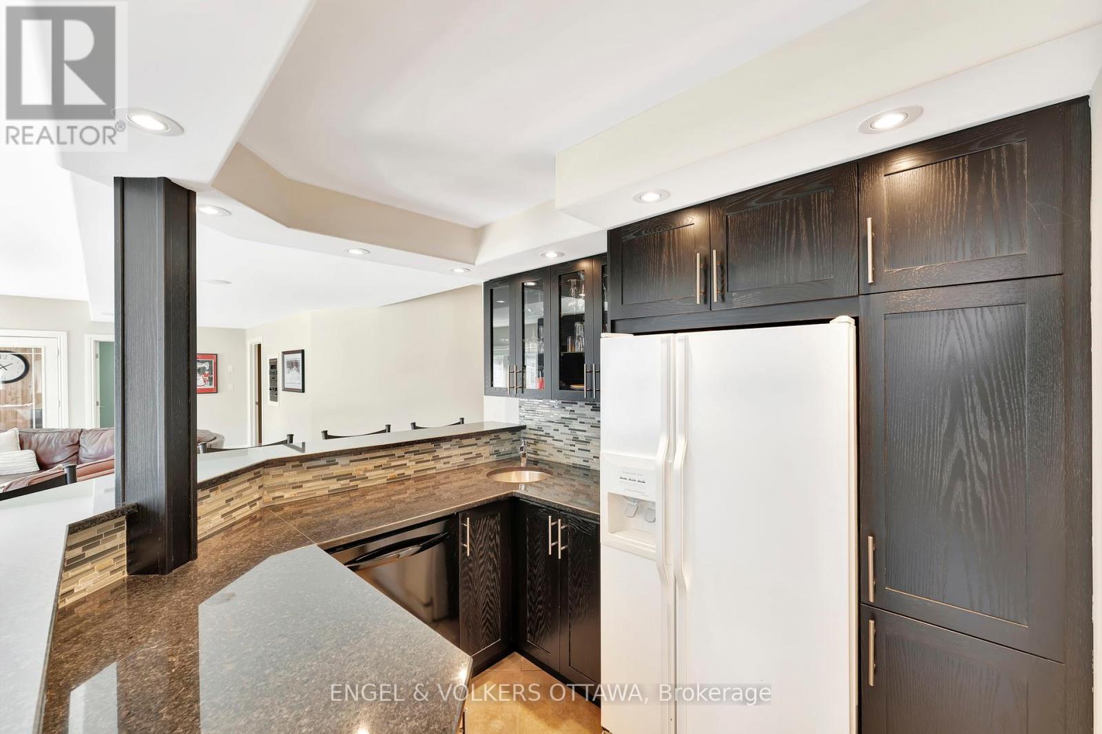 2 Beechgrove Gardens, Ottawa, Ontario  K2S 1R1 - Photo 35 - X12426173
