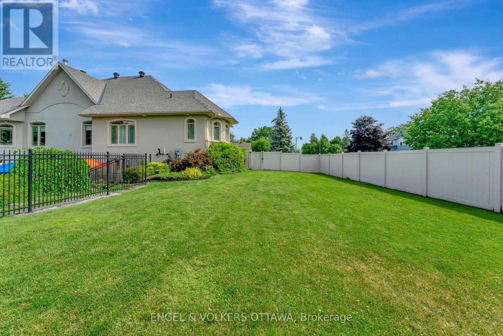 2 Beechgrove Gardens, Ottawa, Ontario  K2S 1R1 - Photo 45 - X12426173