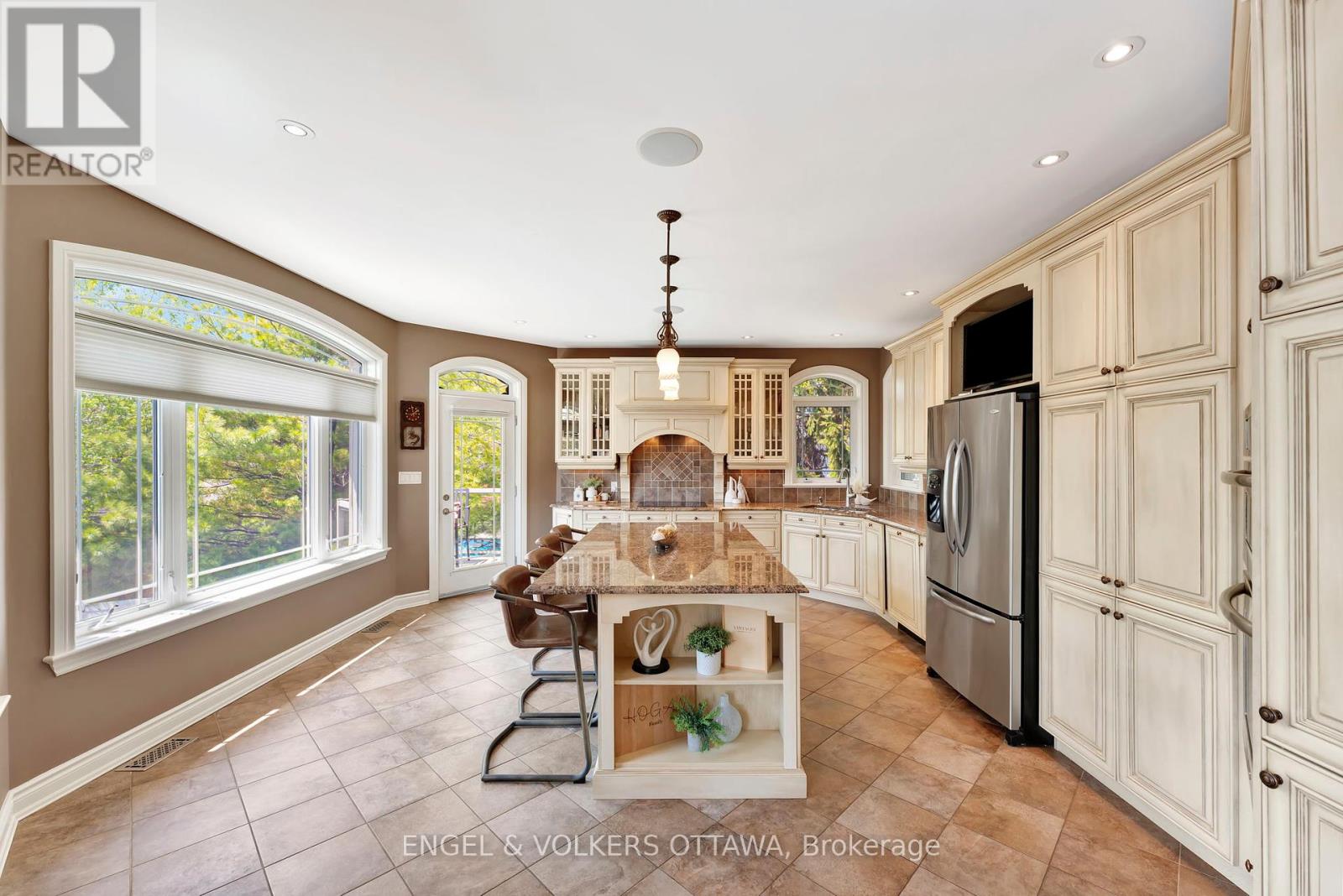 2 Beechgrove Gardens, Ottawa, Ontario  K2S 1R1 - Photo 9 - X12426173