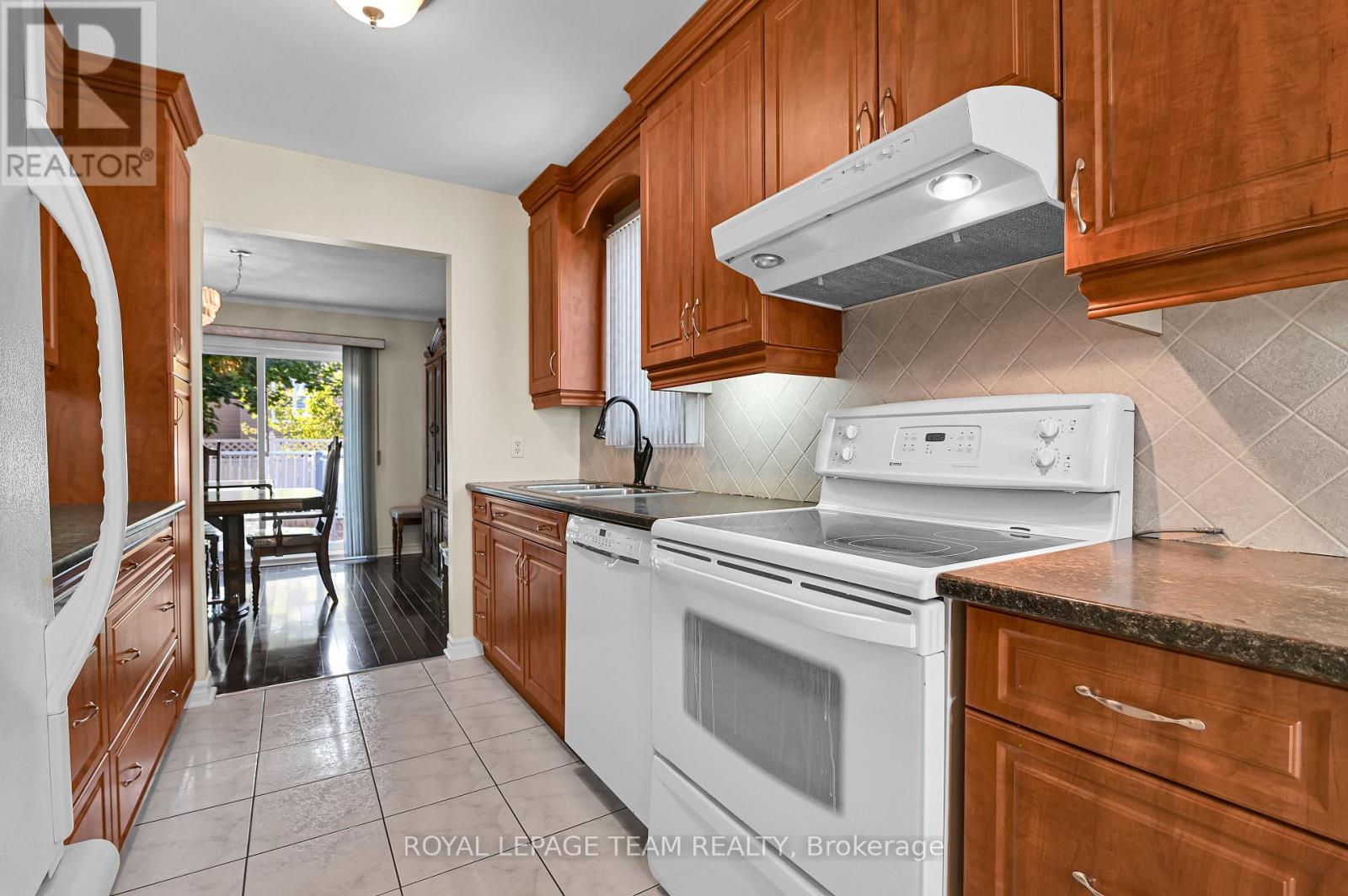 310 Mceachern Crescent, Ottawa, Ontario  K1E 3K2 - Photo 13 - X12426174