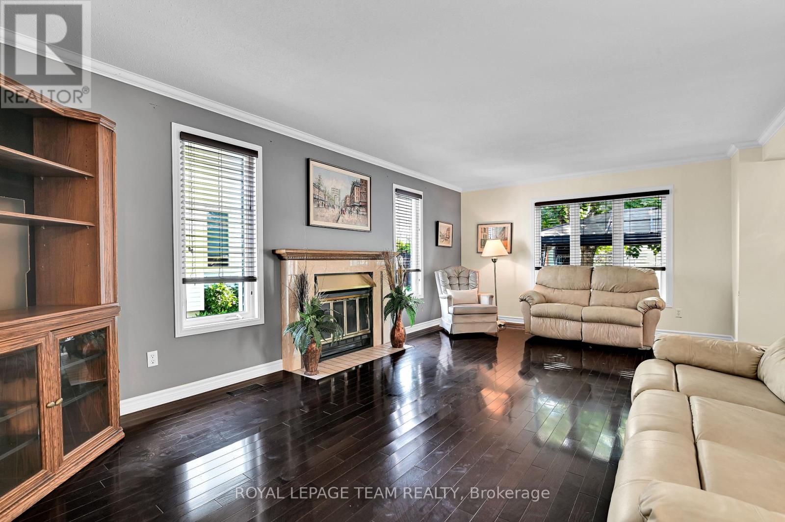 310 Mceachern Crescent, Ottawa, Ontario  K1E 3K2 - Photo 7 - X12426174
