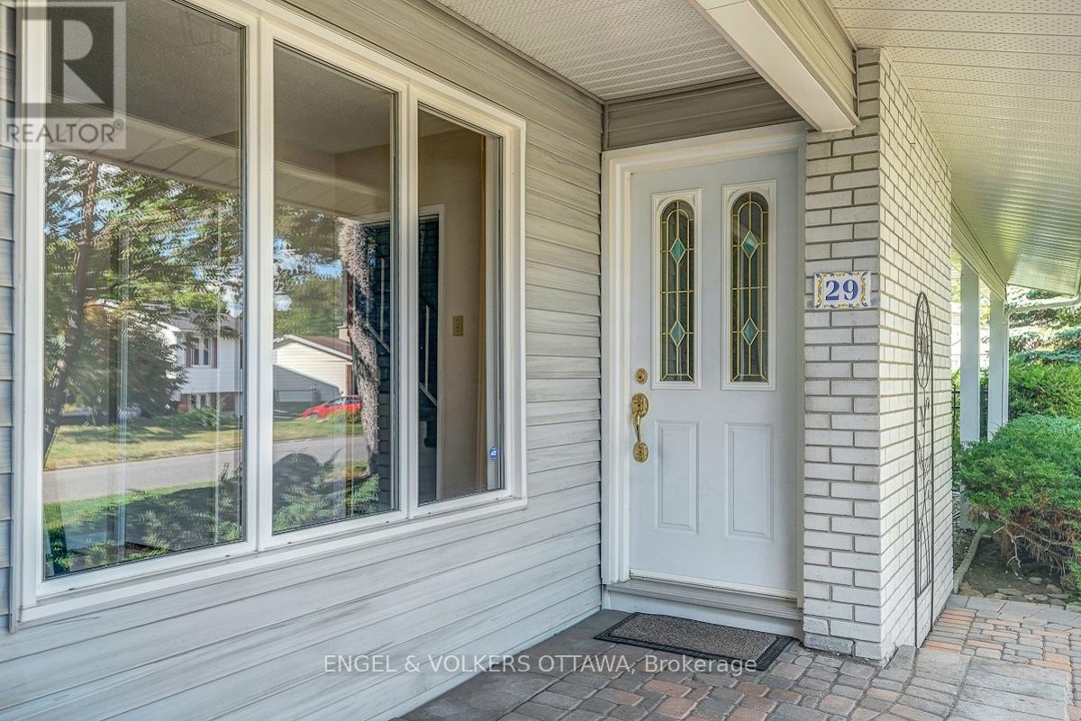 29 Qualicum Street, Ottawa, Ontario  K2H 7H1 - Photo 4 - X12426186