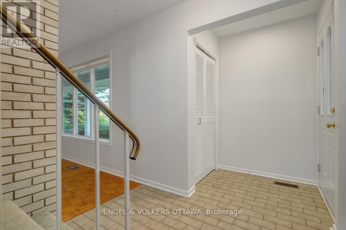 29 Qualicum Street, Ottawa, Ontario  K2H 7H1 - Photo 5 - X12426186