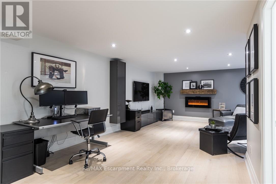 82 Brant Street, Oakville, Ontario  L6K 2Z6 - Photo 26 - W12426179