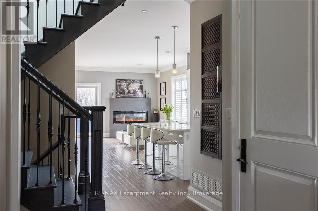 82 Brant Street, Oakville, Ontario  L6K 2Z6 - Photo 5 - W12426179