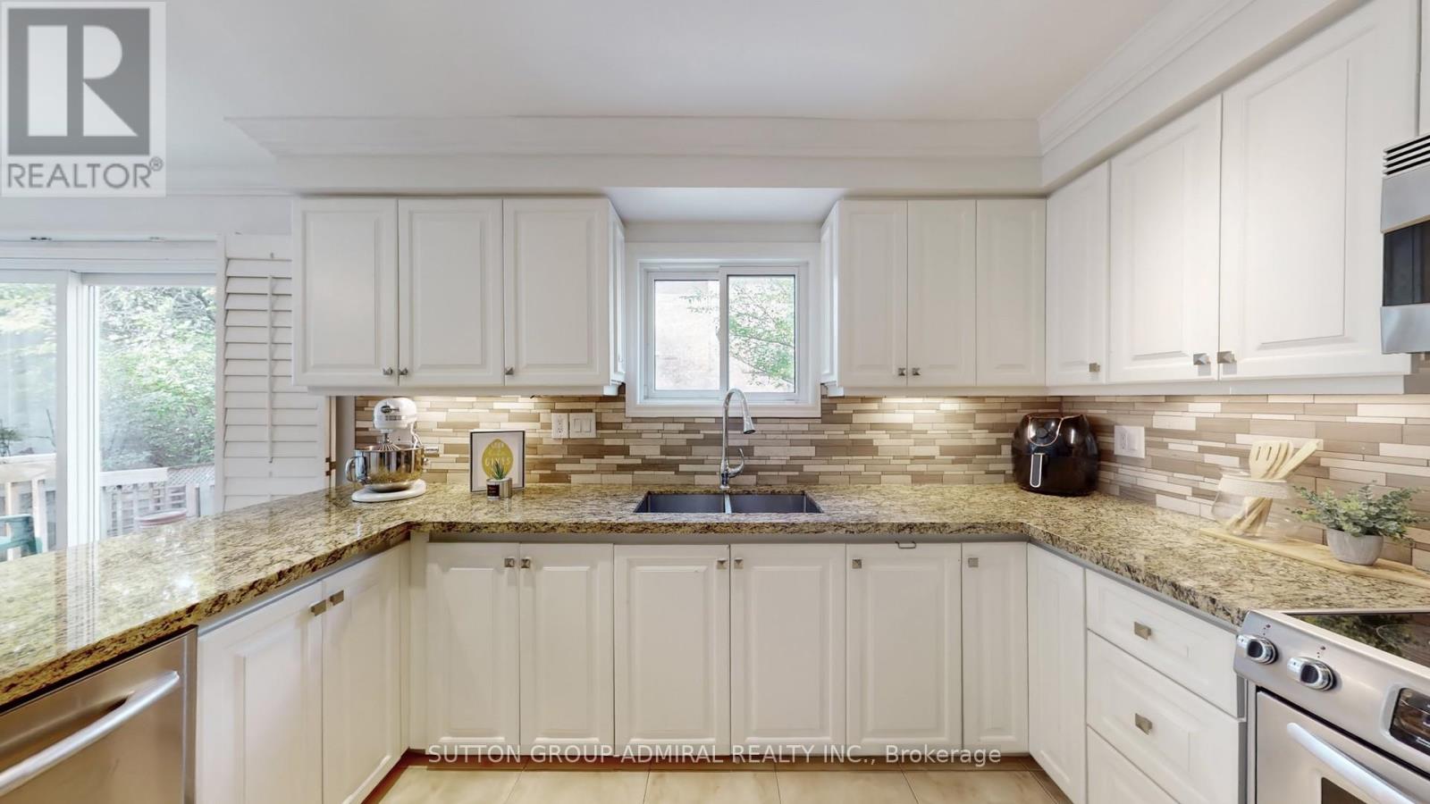 6 Mcdougall Court, Vaughan, Ontario  L4J 7A1 - Photo 13 - N12426034