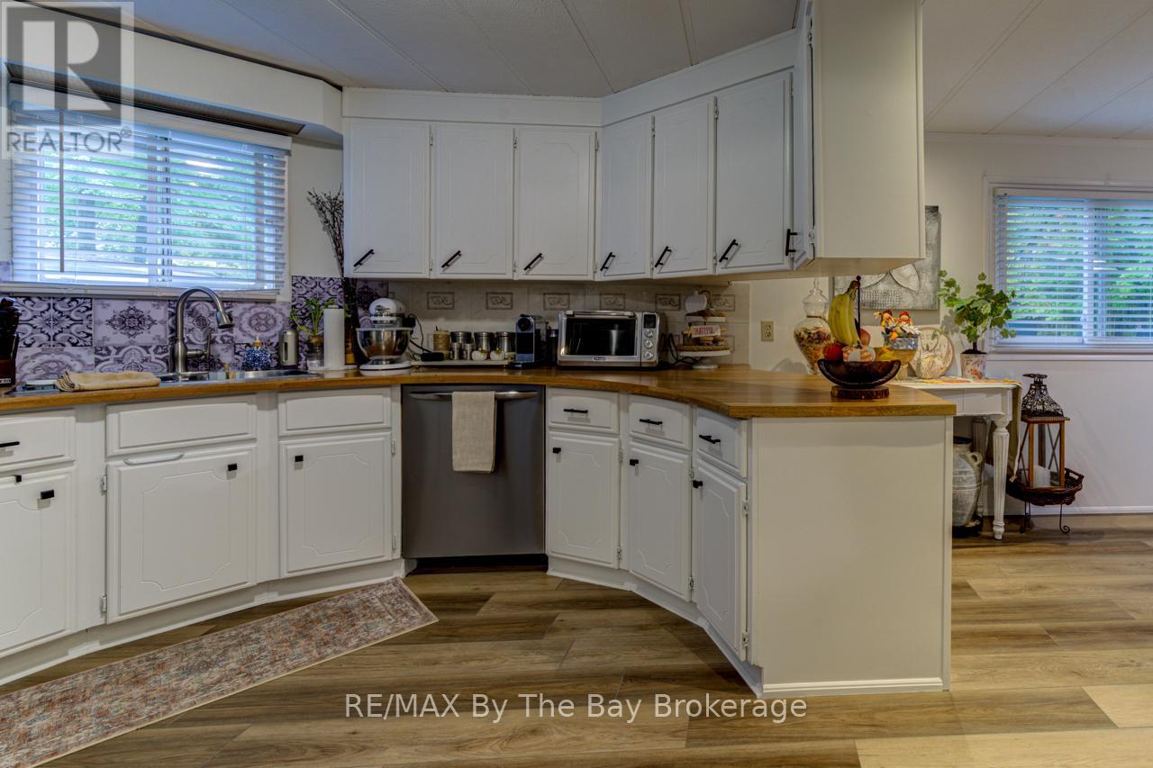 9 Allen Drive N, Wasaga Beach, Ontario  L9Z 1K5 - Photo 10 - S12426181