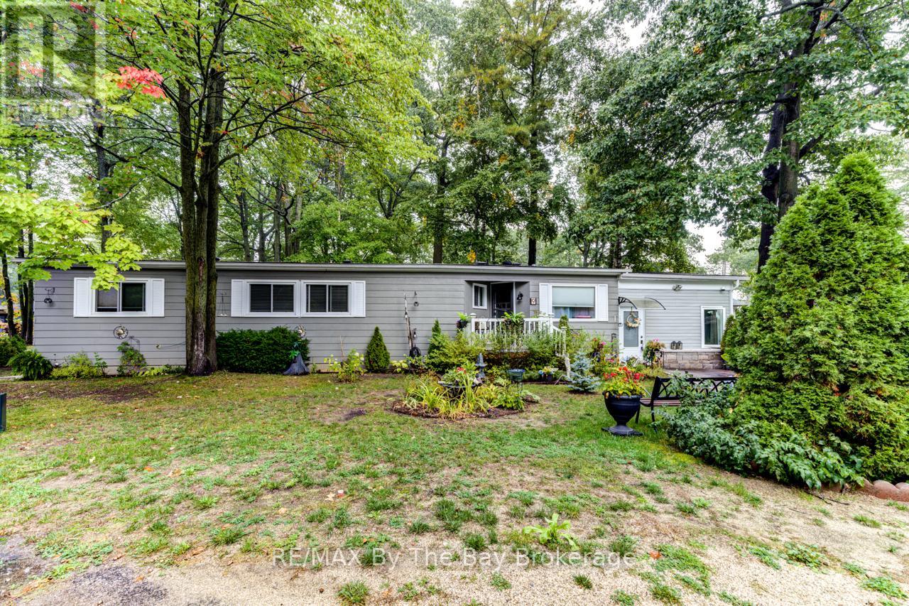 9 Allen Drive N, Wasaga Beach, Ontario  L9Z 1K5 - Photo 2 - S12426181