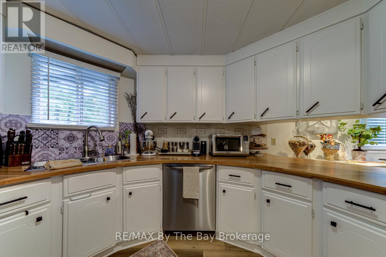 9 Allen Drive N, Wasaga Beach, Ontario  L9Z 1K5 - Photo 7 - S12426181