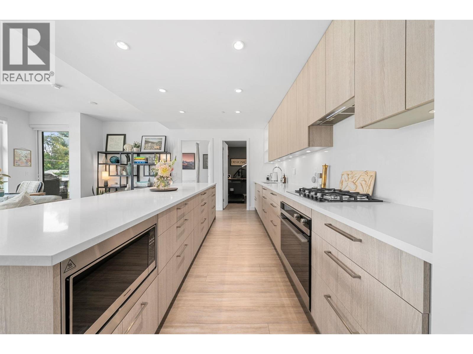413 747 E 3rd Street, North Vancouver, British Columbia  V7L 1G8 - Photo 2 - R3052179