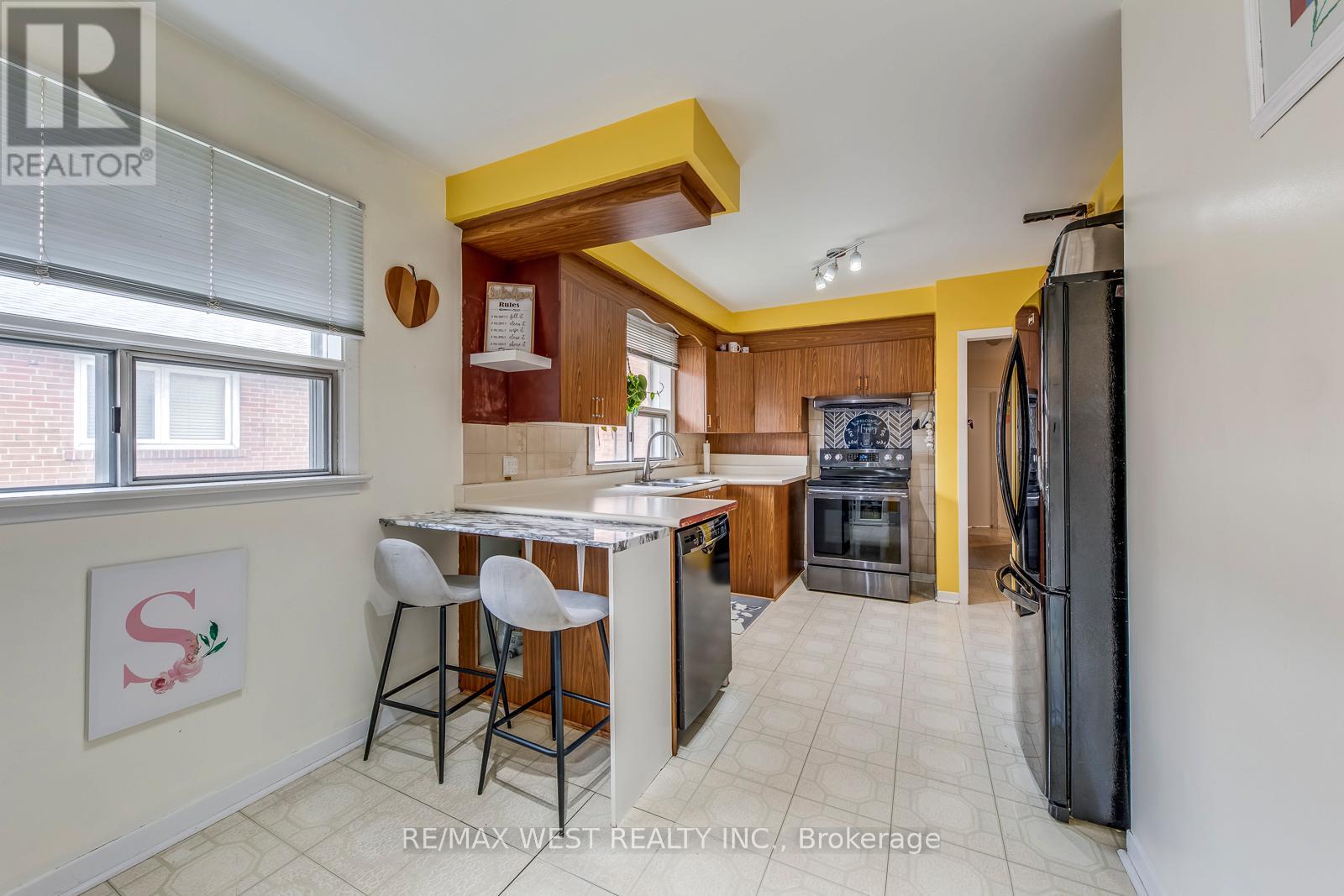 65 North Park Road, Toronto, Ontario  M6L 1K4 - Photo 12 - W12426042