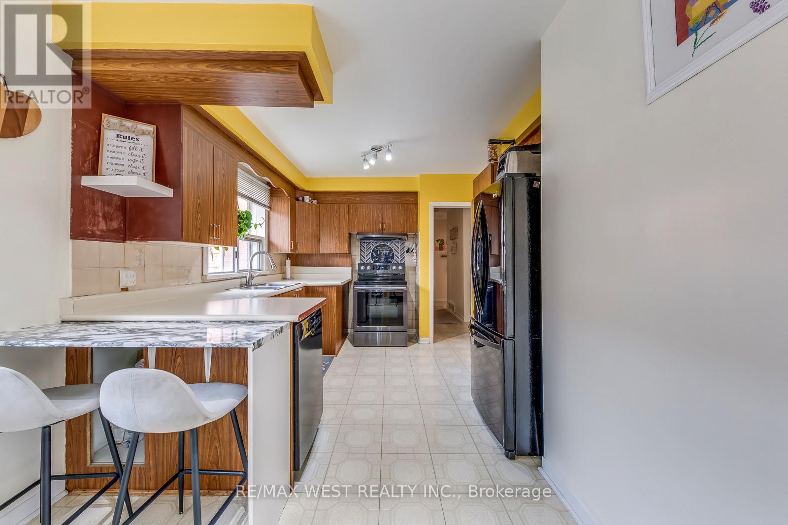 65 North Park Road, Toronto, Ontario  M6L 1K4 - Photo 13 - W12426042