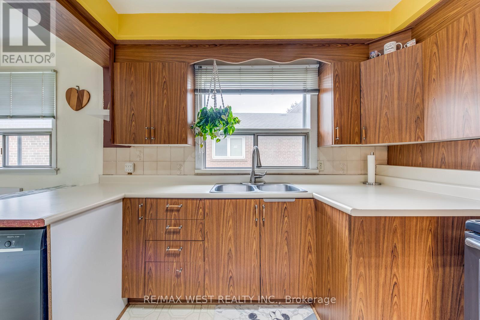 65 North Park Road, Toronto, Ontario  M6L 1K4 - Photo 15 - W12426042