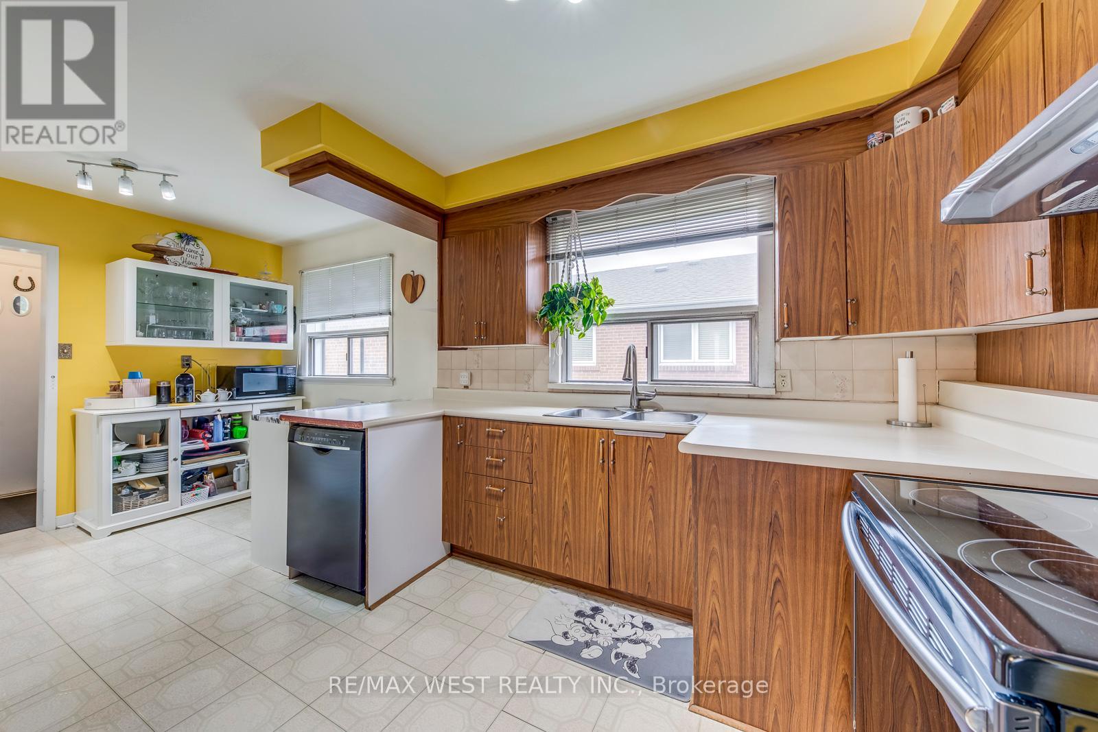 65 North Park Road, Toronto, Ontario  M6L 1K4 - Photo 16 - W12426042