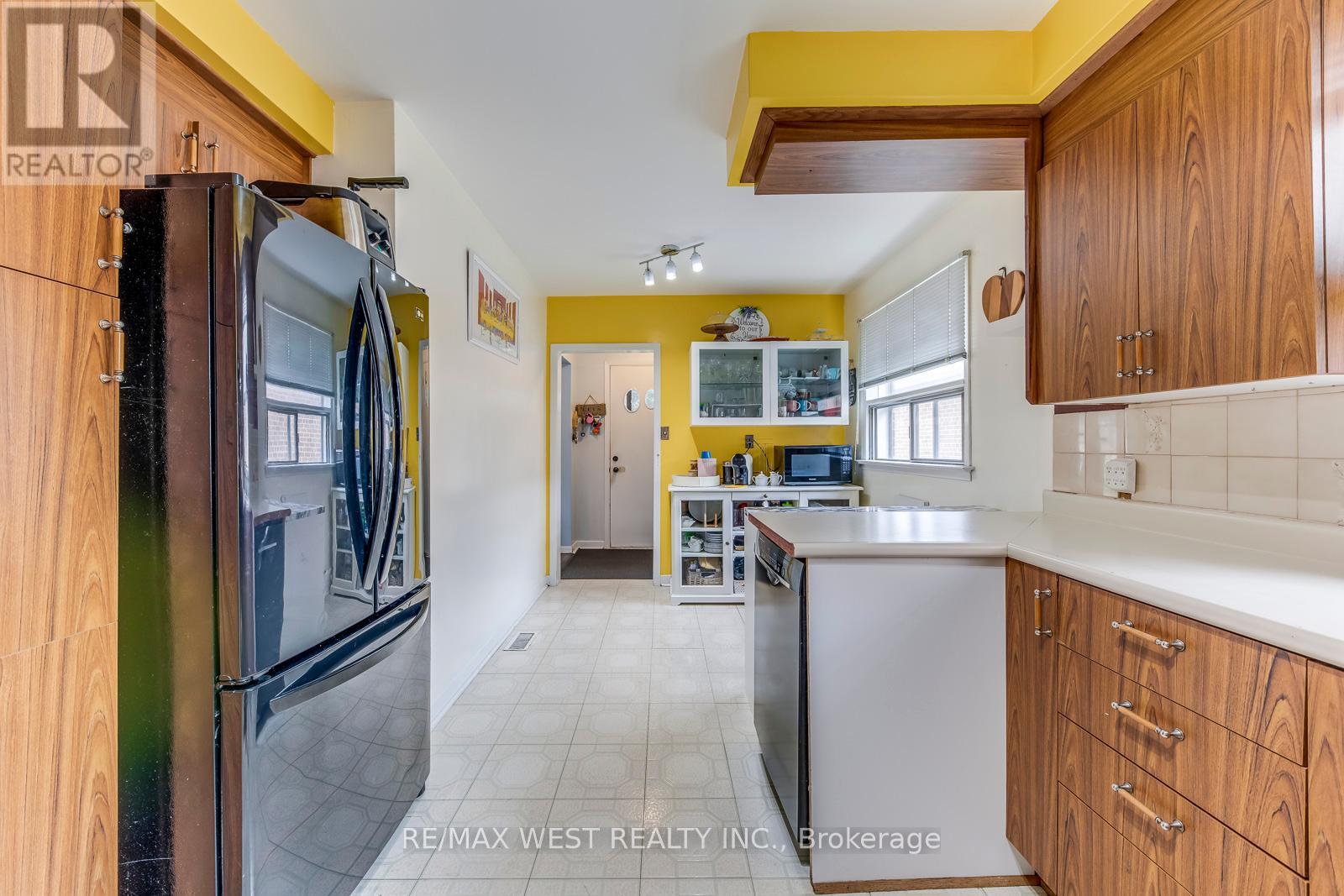 65 North Park Road, Toronto, Ontario  M6L 1K4 - Photo 18 - W12426042