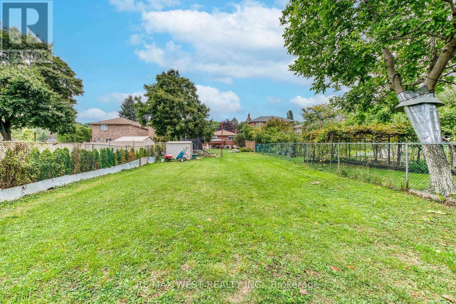 65 North Park Road, Toronto, Ontario  M6L 1K4 - Photo 42 - W12426042
