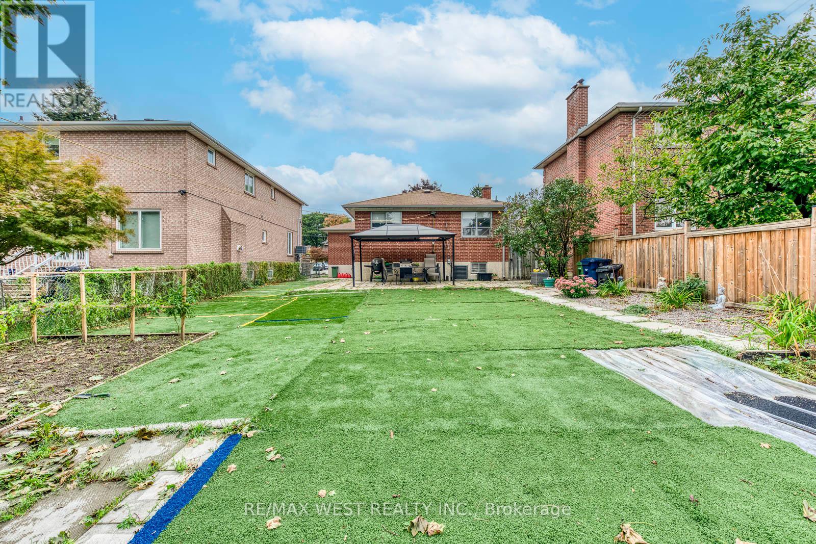 65 North Park Road, Toronto, Ontario  M6L 1K4 - Photo 44 - W12426042