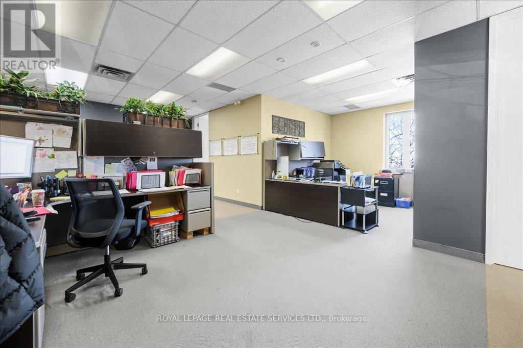 200 - 414 North Service Road E, Oakville, Ontario  L6H 5R2 - Photo 11 - W12426044