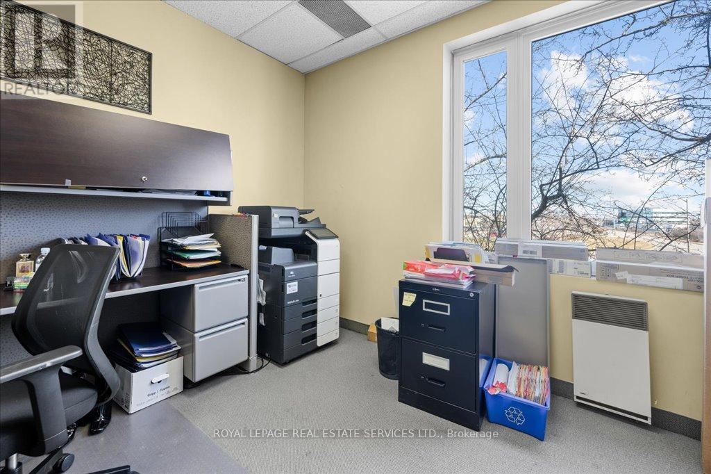 200 - 414 North Service Road E, Oakville, Ontario  L6H 5R2 - Photo 12 - W12426044
