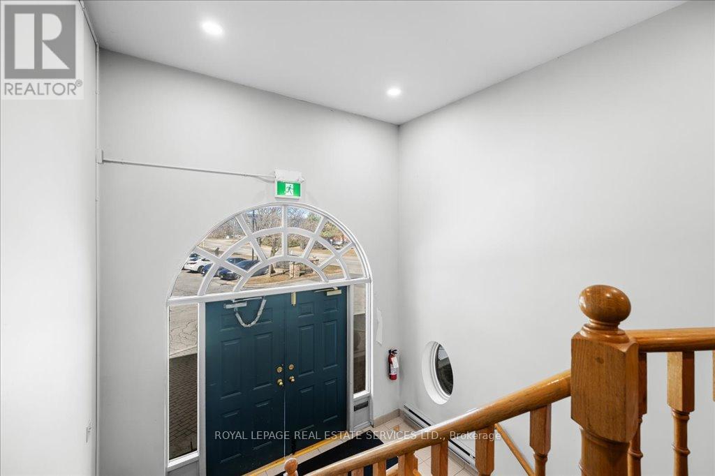 200 - 414 North Service Road E, Oakville, Ontario  L6H 5R2 - Photo 3 - W12426044