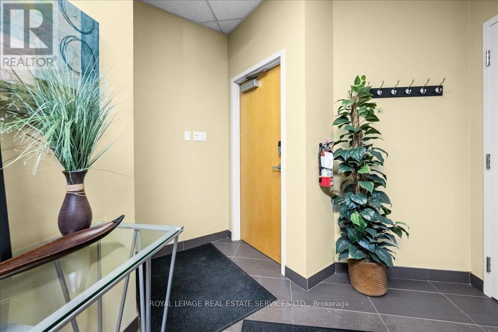 200 - 414 North Service Road E, Oakville, Ontario  L6H 5R2 - Photo 5 - W12426044