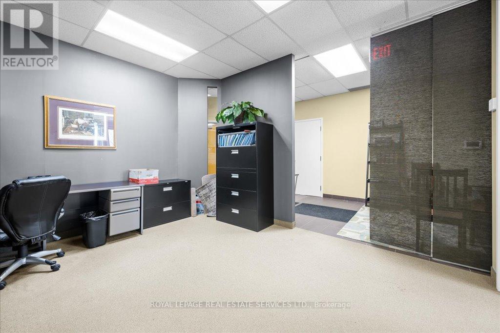 200 - 414 North Service Road E, Oakville, Ontario  L6H 5R2 - Photo 8 - W12426044