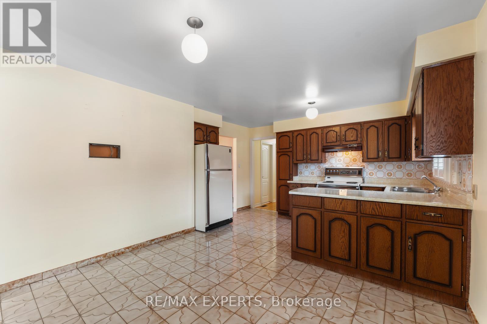 179 Dolores Road, Toronto, Ontario  M3L 2K7 - Photo 12 - W12426076