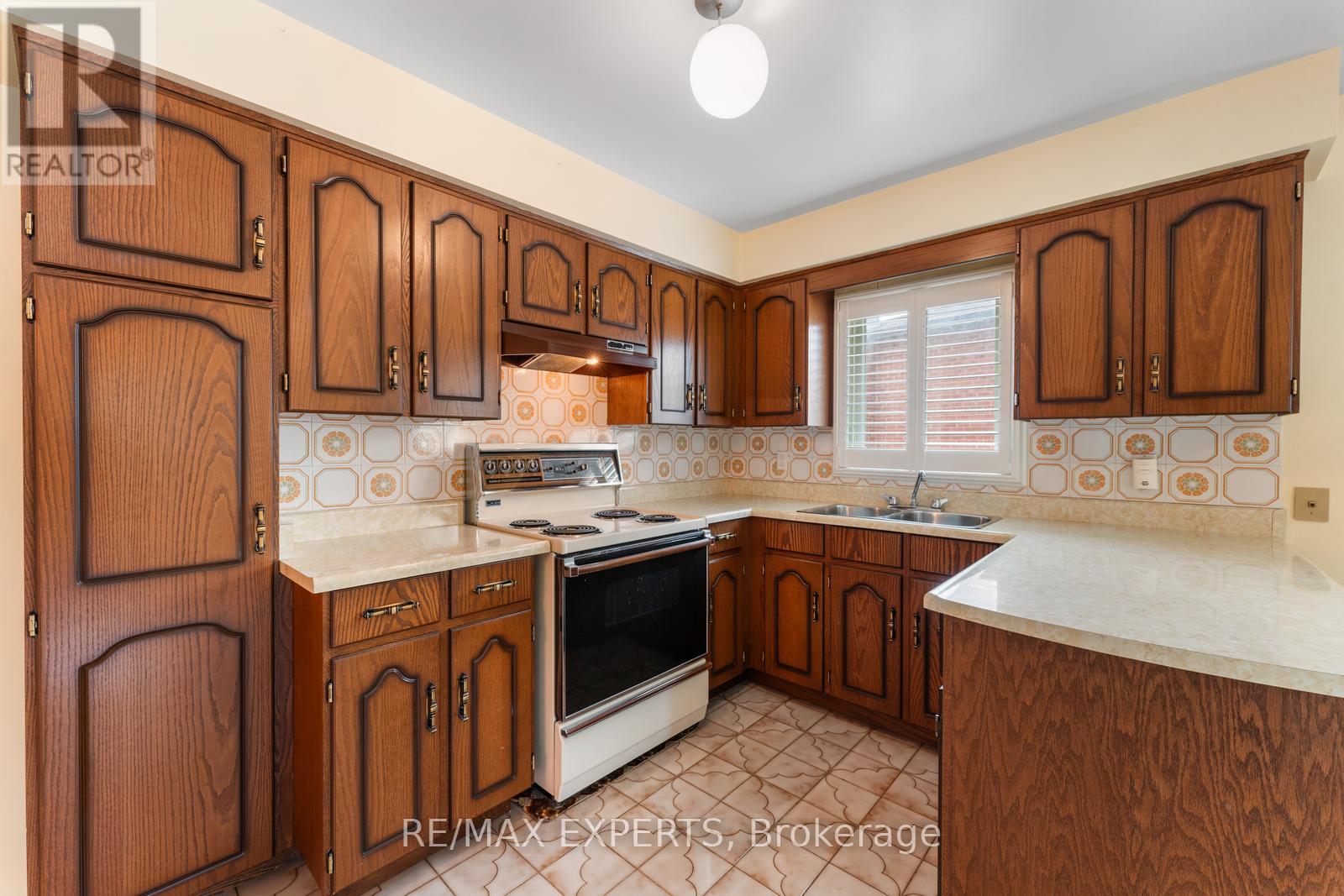 179 Dolores Road, Toronto, Ontario  M3L 2K7 - Photo 16 - W12426076