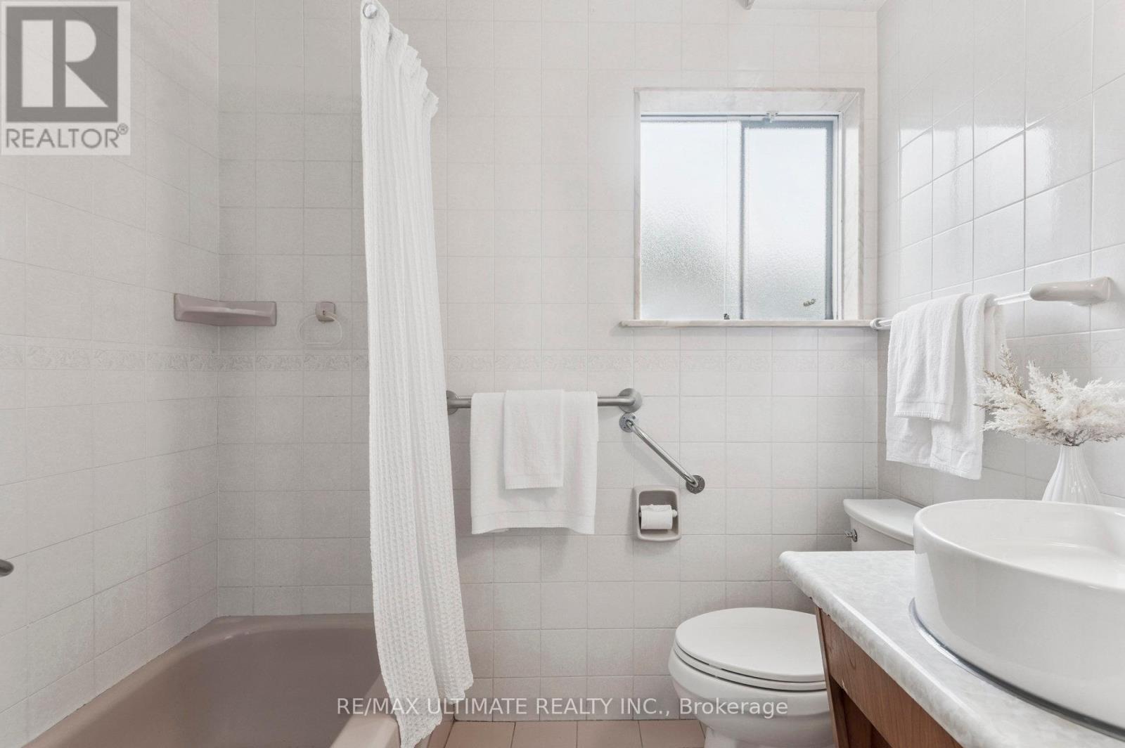 24 Highbury Road, Toronto, Ontario  M9M 2J7 - Photo 15 - W12426102