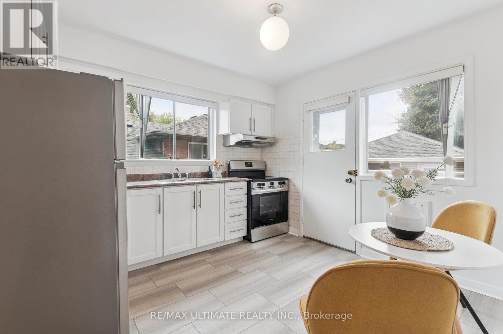 24 Highbury Road, Toronto, Ontario  M9M 2J7 - Photo 16 - W12426102