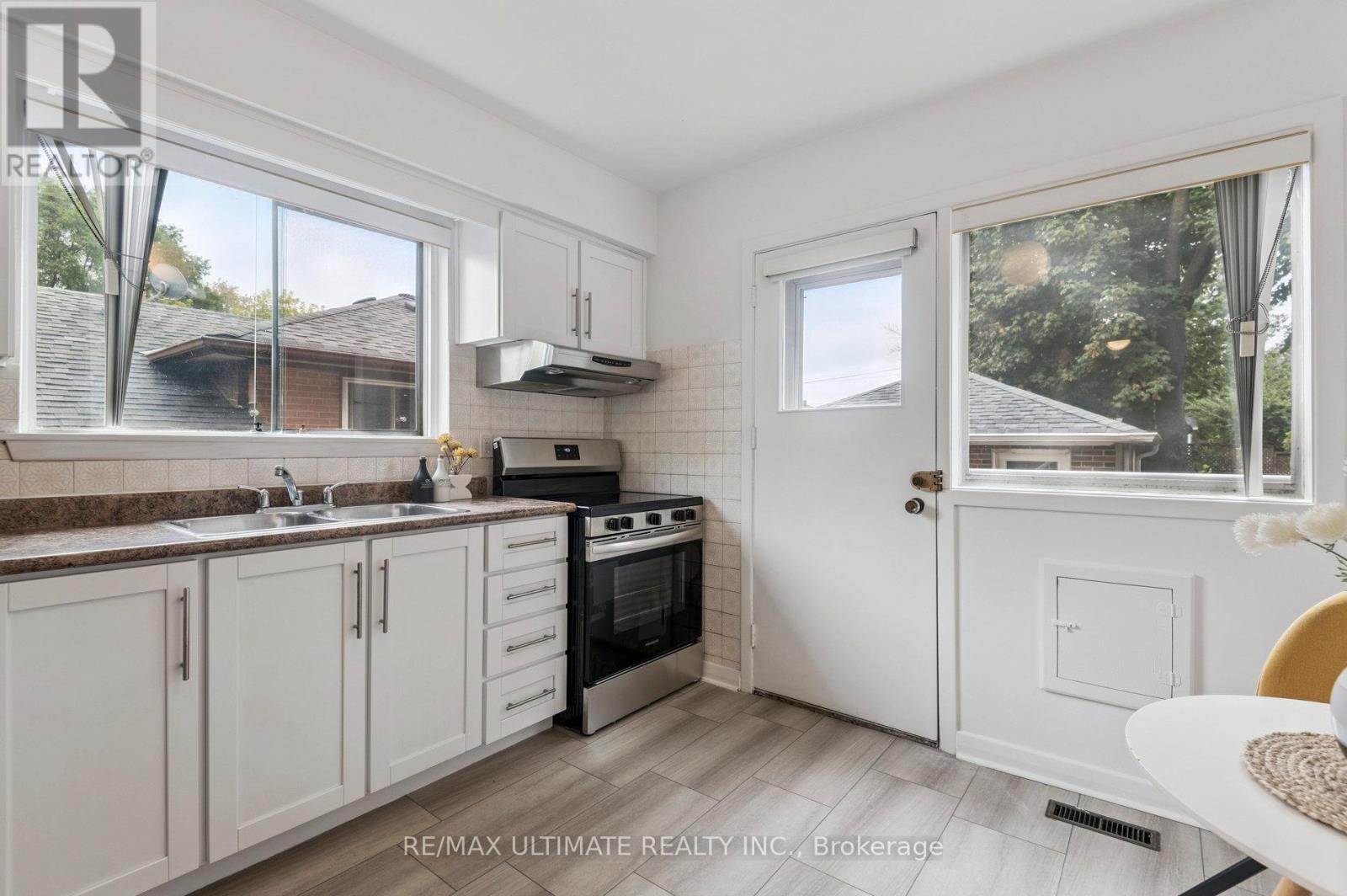 24 Highbury Road, Toronto, Ontario  M9M 2J7 - Photo 17 - W12426102