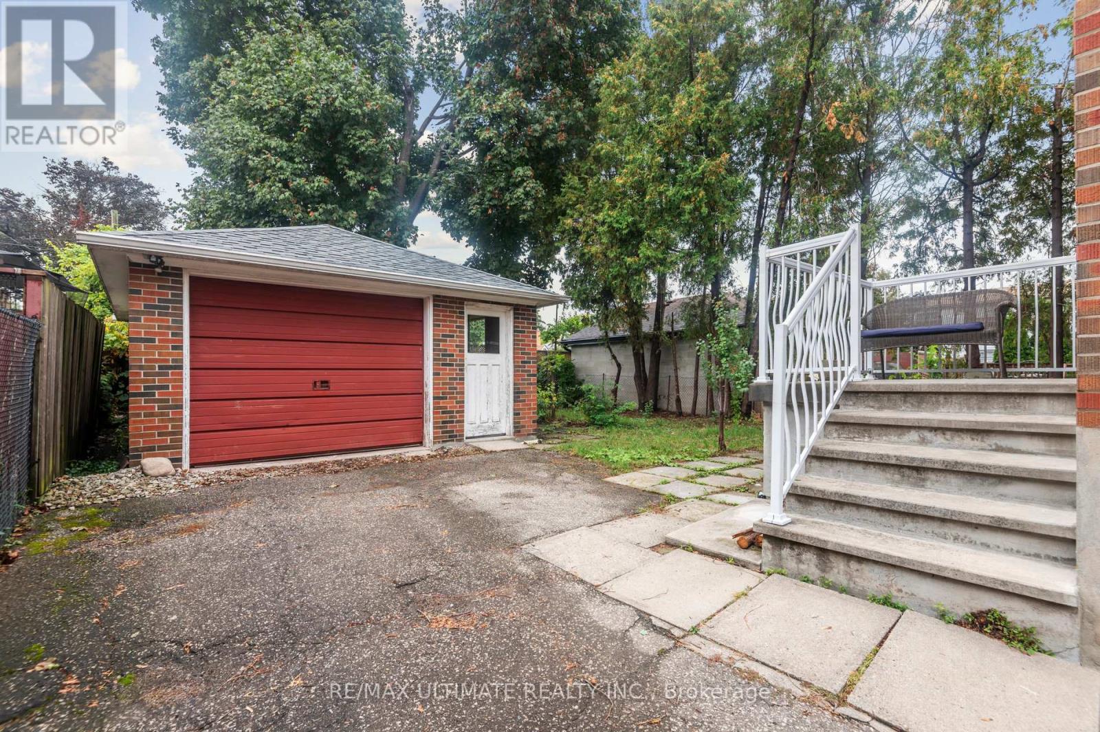 24 Highbury Road, Toronto, Ontario  M9M 2J7 - Photo 32 - W12426102