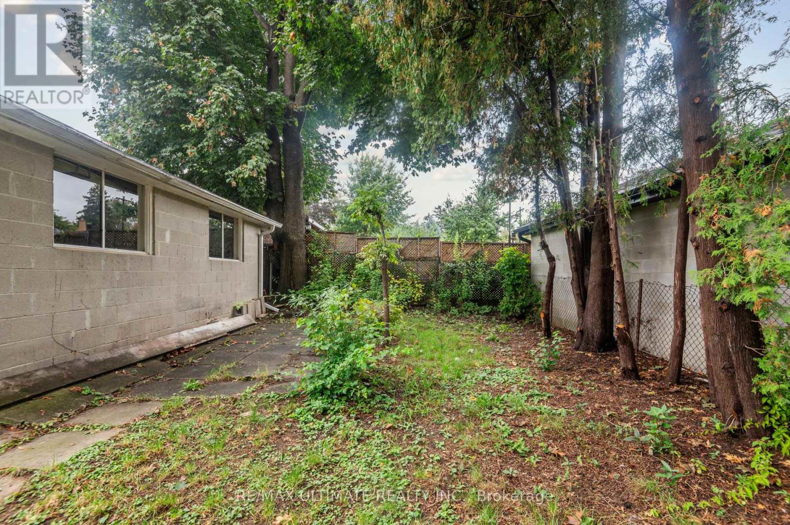 24 Highbury Road, Toronto, Ontario  M9M 2J7 - Photo 34 - W12426102