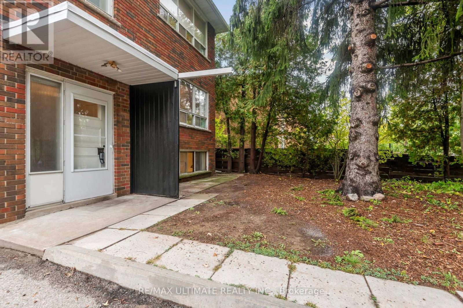 24 Highbury Road, Toronto, Ontario  M9M 2J7 - Photo 6 - W12426102