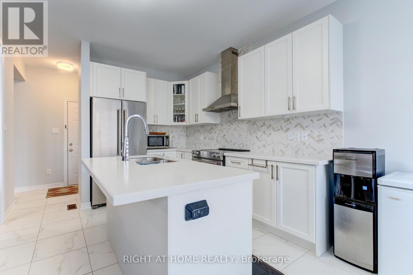39 Drake Avenue, Brant, Ontario  N3L 0H9 - Photo 7 - X12426032