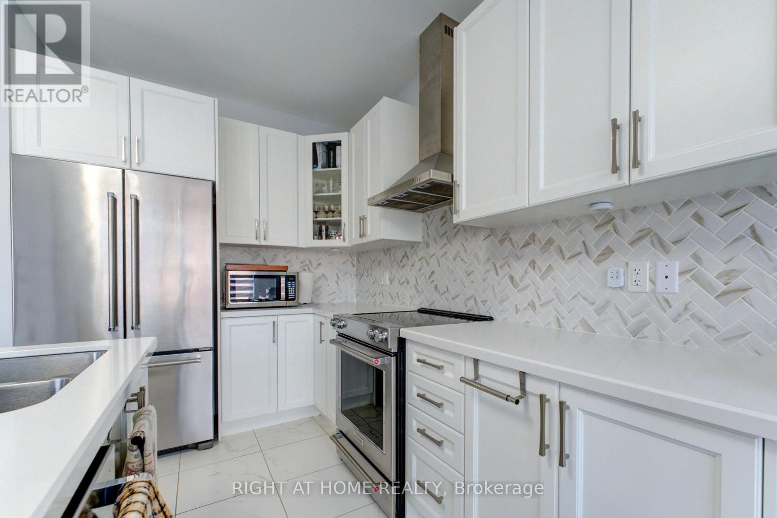 39 Drake Avenue, Brant, Ontario  N3L 0H9 - Photo 8 - X12426032