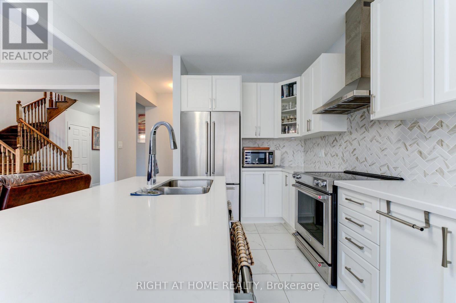 39 Drake Avenue, Brant, Ontario  N3L 0H9 - Photo 9 - X12426032