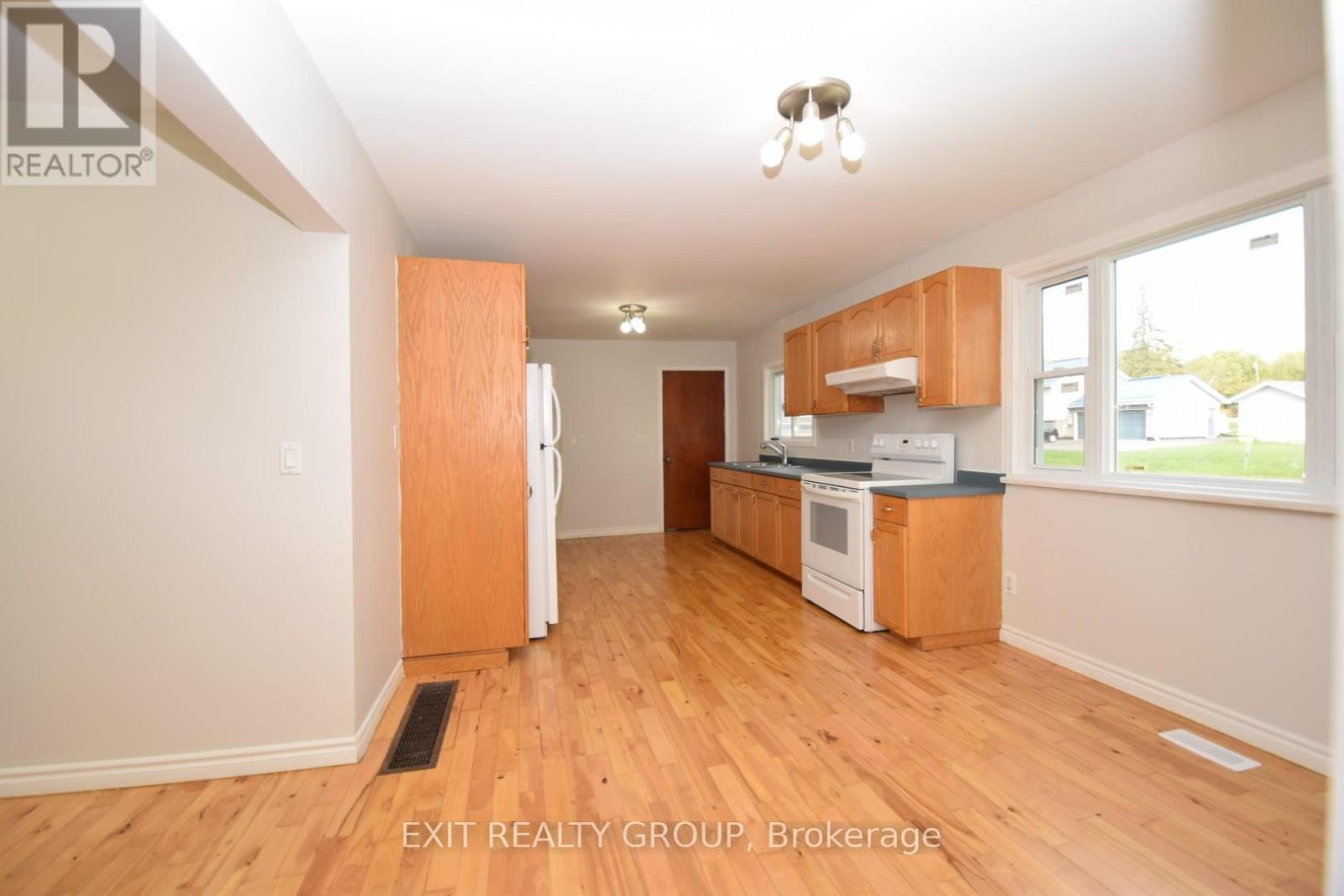 5 Howard Street, Tyendinaga (Tyendinaga Township), Ontario  K0K 3A0 - Photo 9 - X12423893