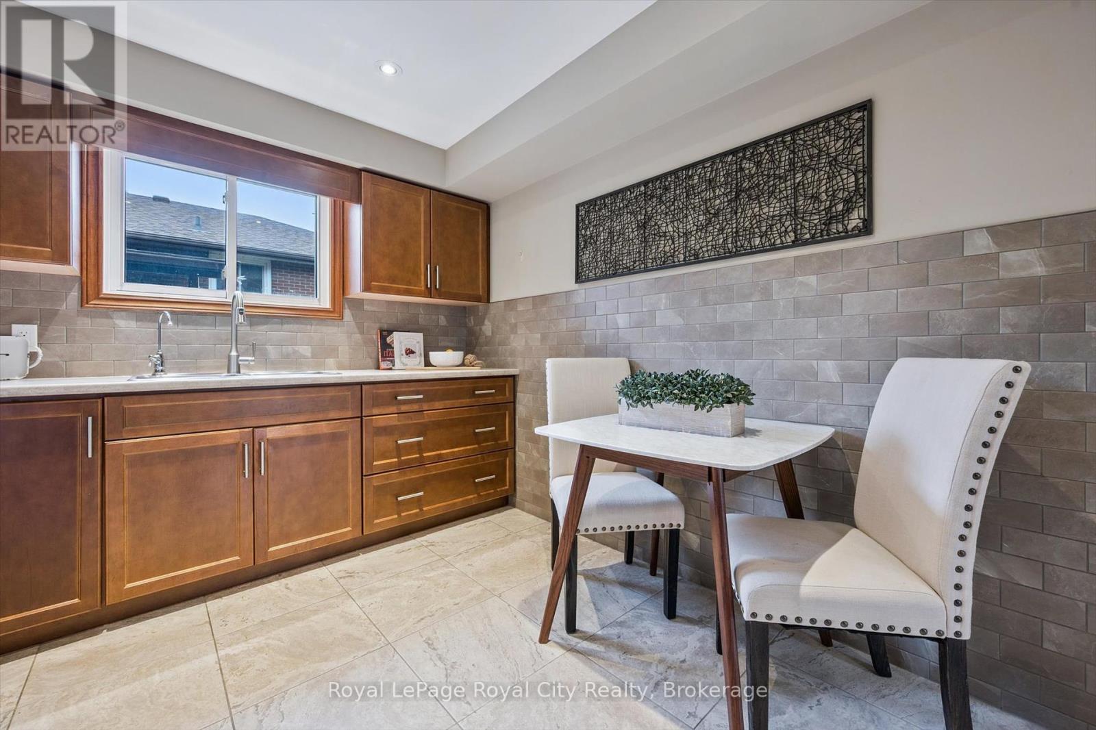21 Heath Road, Guelph (Junction/onward Willow), Ontario  N1H 6G8 - Photo 17 - X12426284