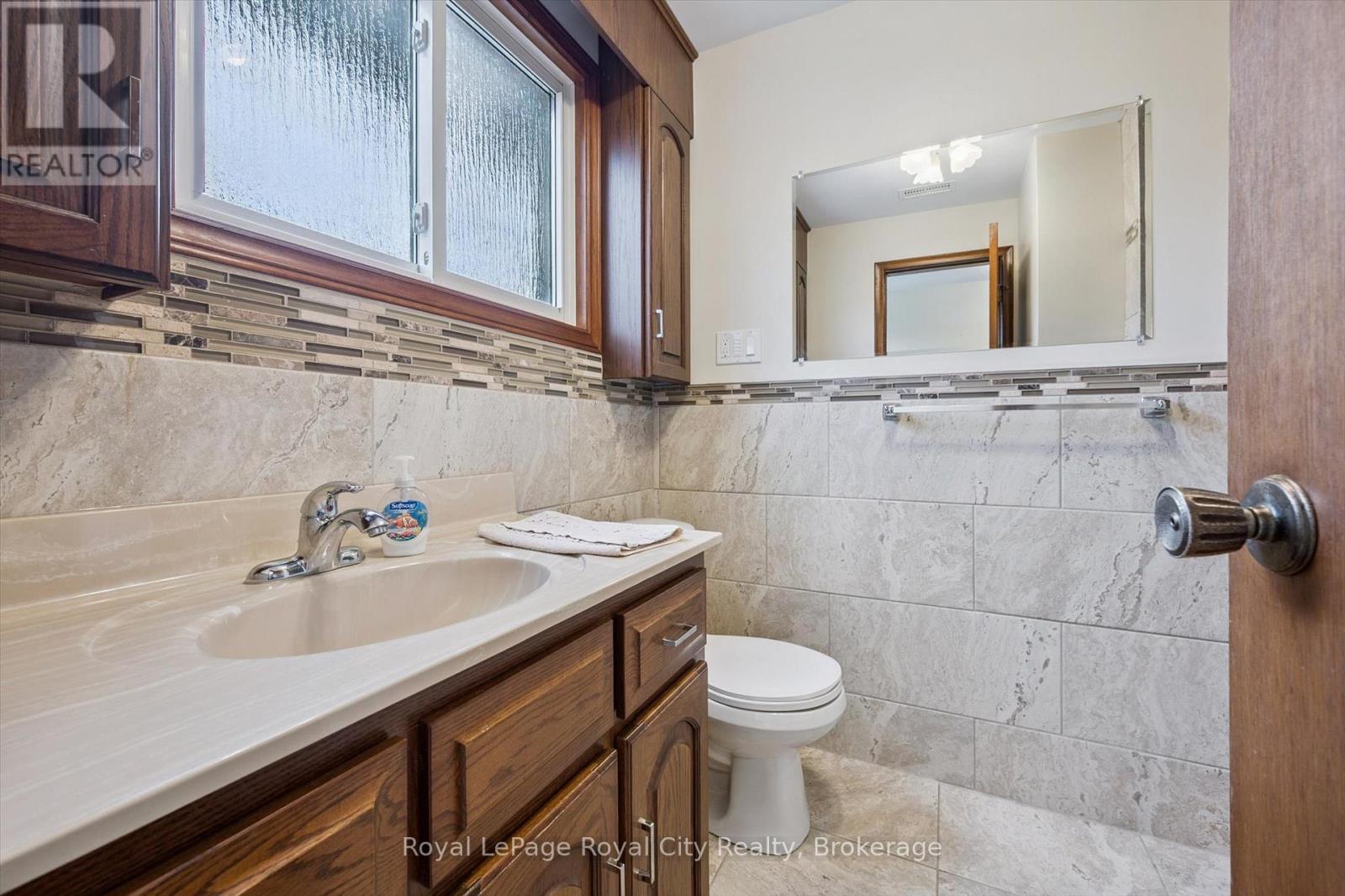 21 Heath Road, Guelph (Junction/onward Willow), Ontario  N1H 6G8 - Photo 20 - X12426284