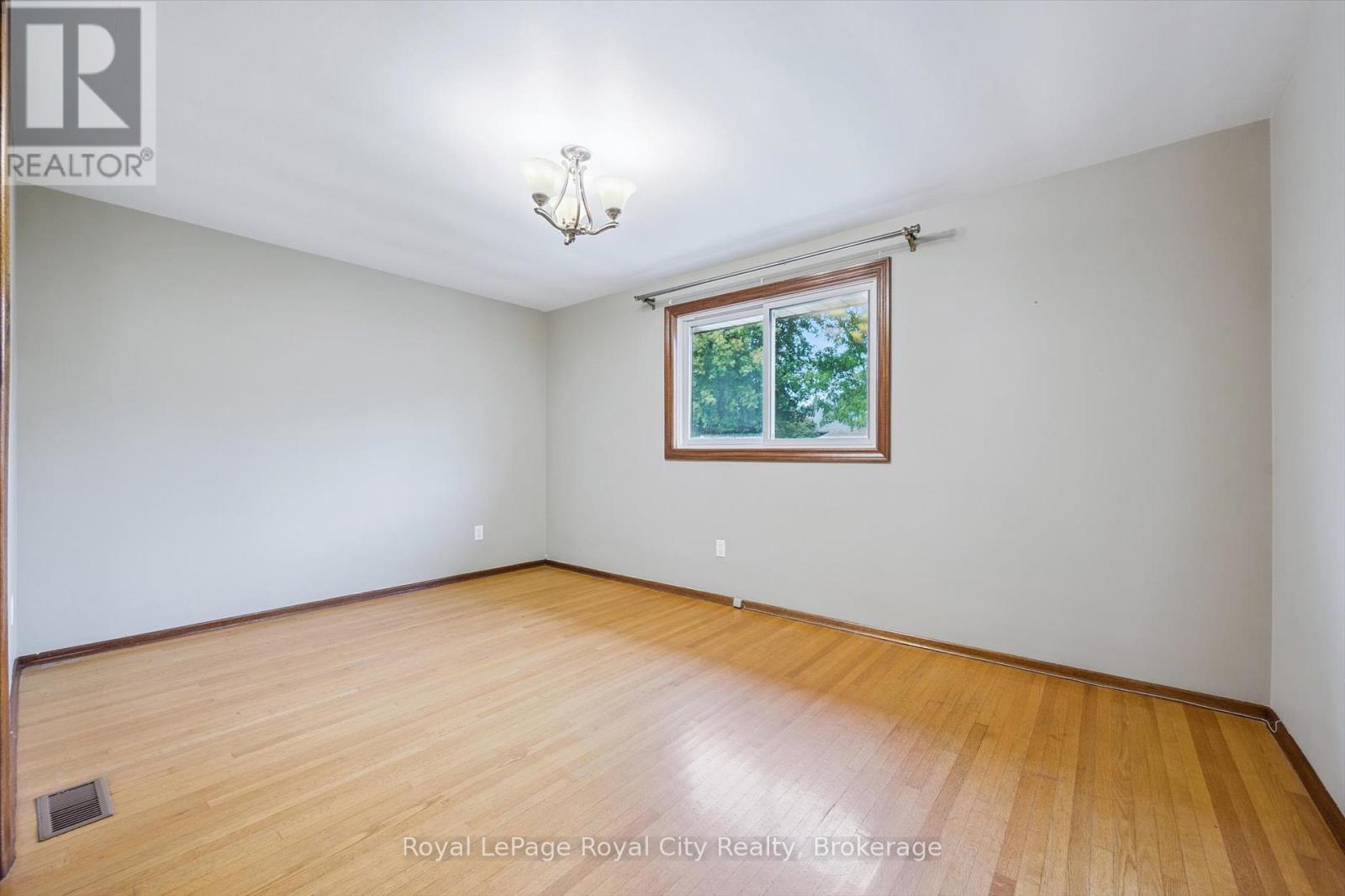 21 Heath Road, Guelph (Junction/onward Willow), Ontario  N1H 6G8 - Photo 32 - X12426284