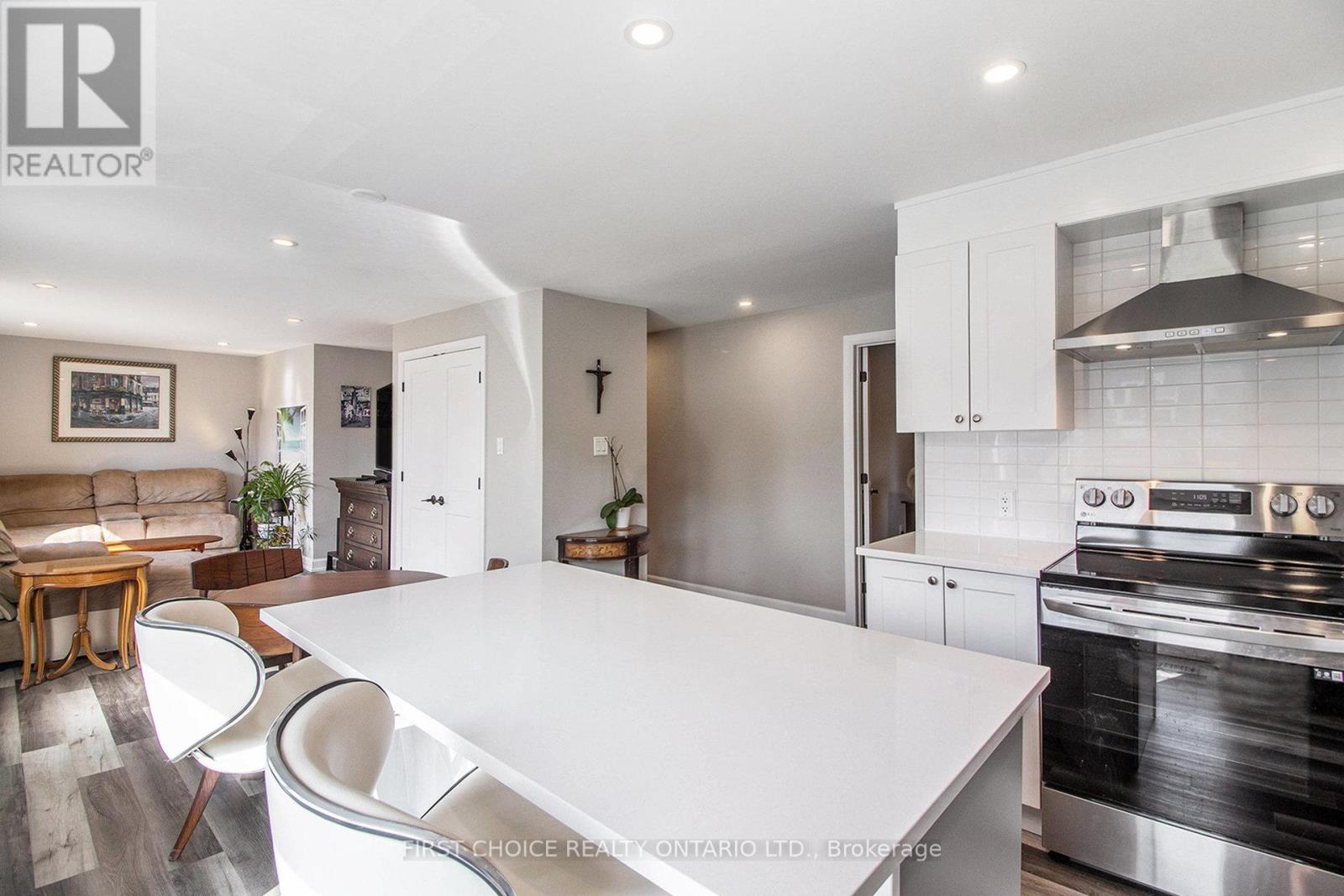 802 Chapman Street, Clarence-Rockland, Ontario  K4K 1E6 - Photo 3 - X12426305