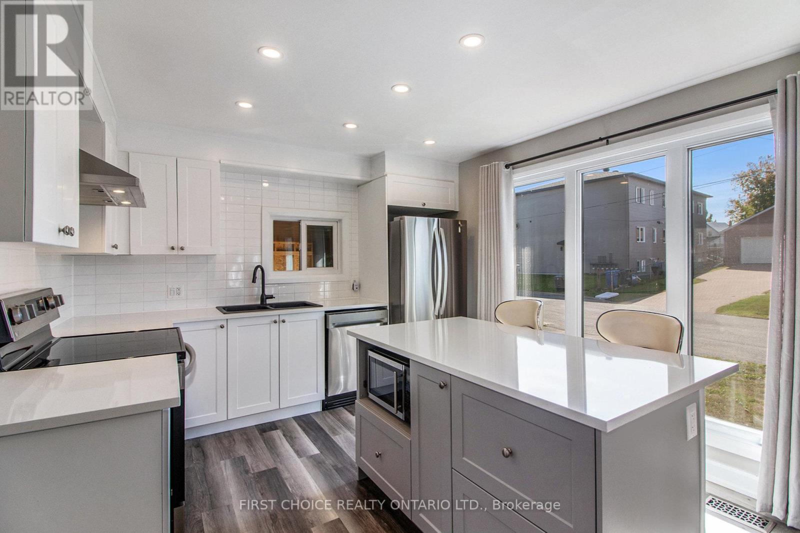 802 Chapman Street, Clarence-Rockland, Ontario  K4K 1E6 - Photo 4 - X12426305