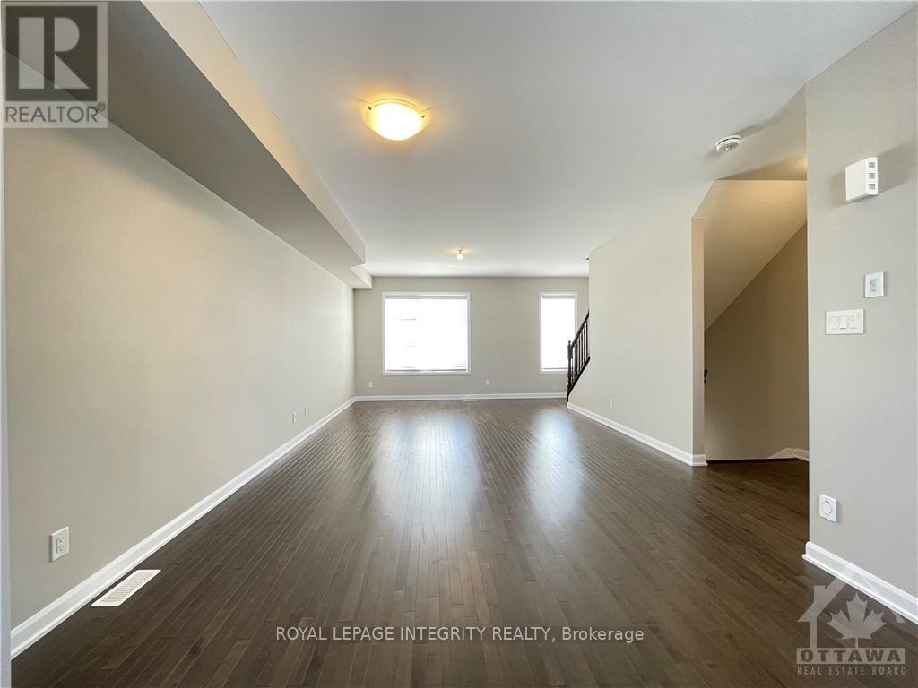 1067 Speedvale Court, Ottawa, Ontario  K2T 0P6 - Photo 4 - X12426396
