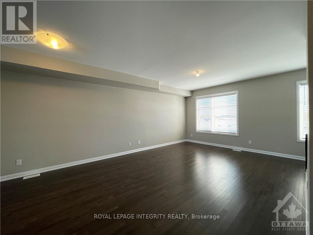 1067 Speedvale Court, Ottawa, Ontario  K2T 0P6 - Photo 5 - X12426396