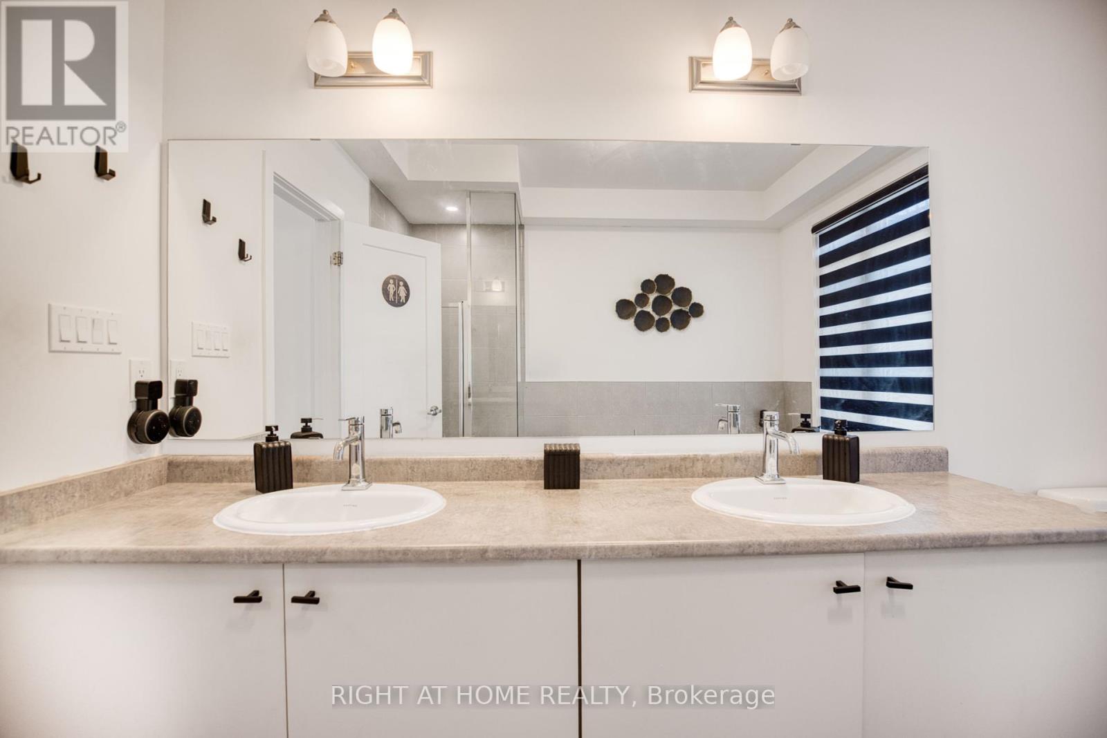 21 Lyall Stokes Circle, East Gwillimbury, Ontario  L0G 1M0 - Photo 19 - N12425282