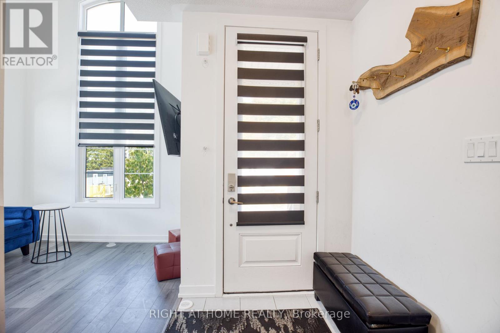21 Lyall Stokes Circle, East Gwillimbury, Ontario  L0G 1M0 - Photo 6 - N12425282