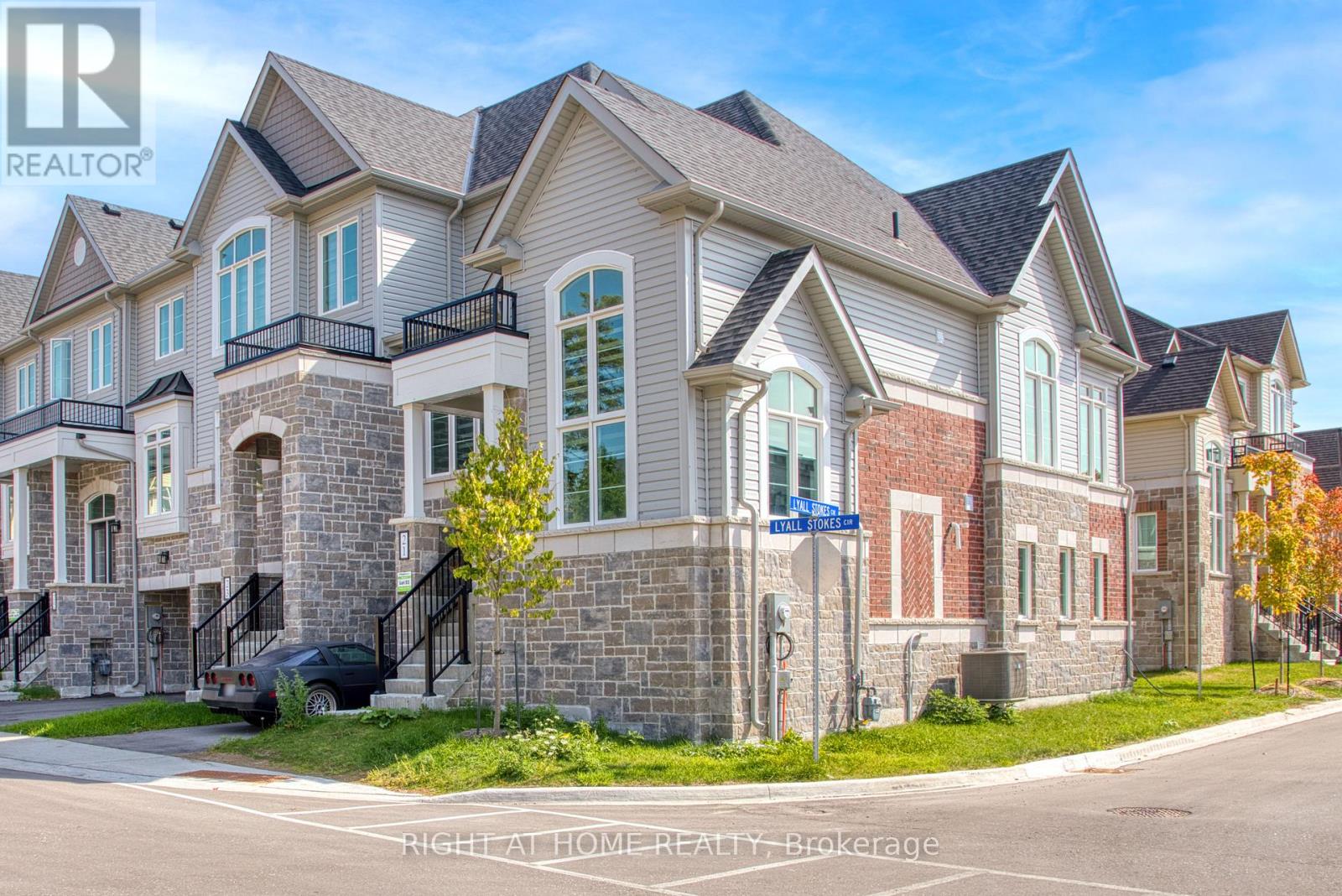 21 Lyall Stokes Circle, East Gwillimbury, Ontario  L0G 1M0 - Photo 2 - N12425282